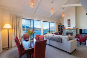 Absolute Lakeside - Stunning Views and Close To Town